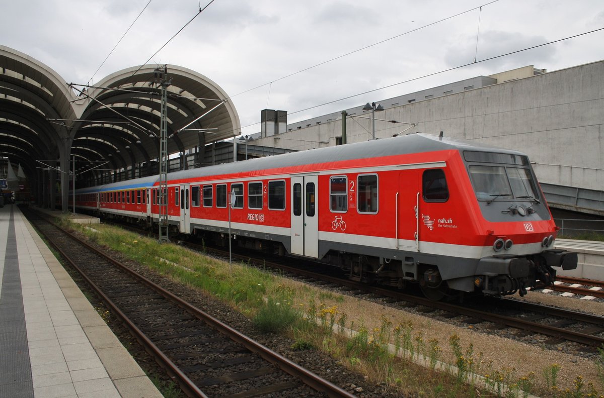 Am 11.7.2016 ist auf der Regionalbahn der Linie 77 eine gedrehte Einheit unterwegs. Vor wenigen Minuten erreichte der Zug den Kieler Hauptbahnhof und wartet nun auf die Rückleistung als RB21129 nach Neumünster. Schublok war die Kieler 112 175-5.