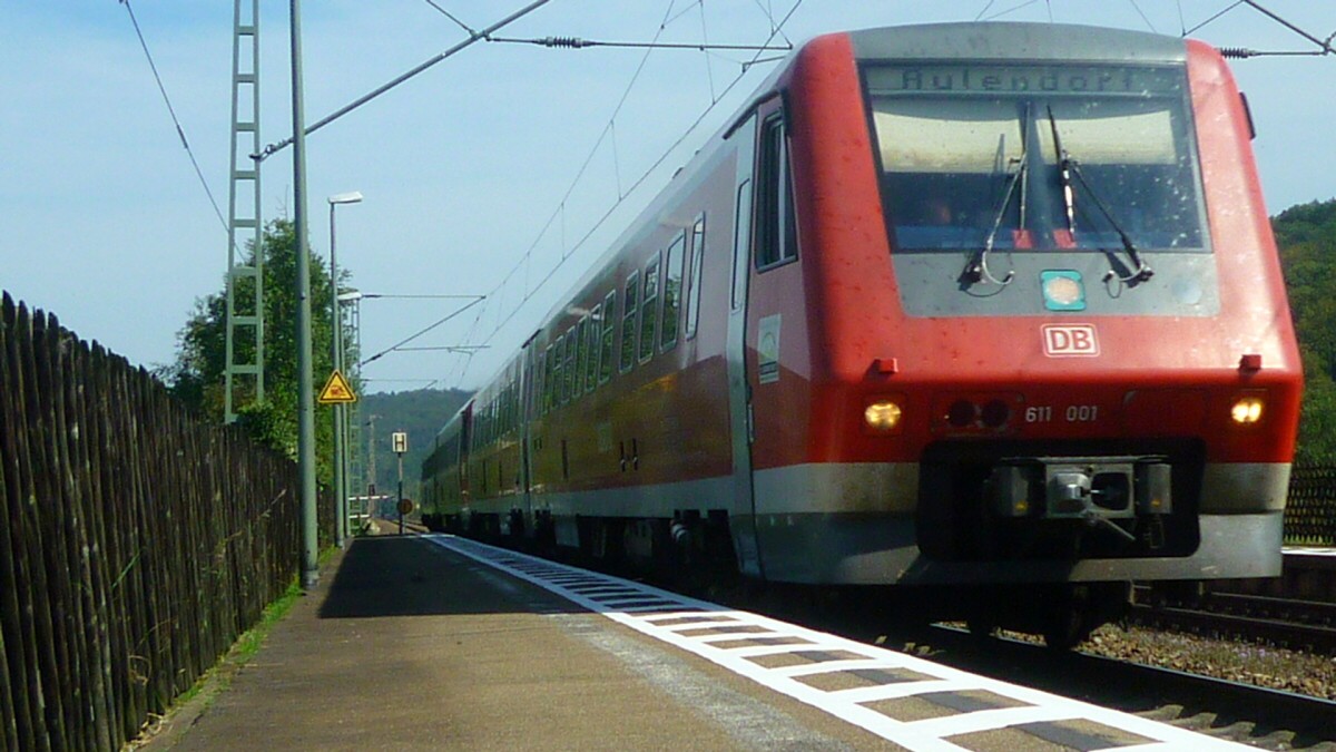 Am 11.9.11 schoss 611 001 zusammen mit 611 024 durch den Bahnhof Tübingen Lustnau.
Wer genau hinschaut wird erkennen, dass das Fahrzeug noch ein Merkmal aus alten Zeiten besitzt. Welches das ist, verrate ich jetzt mal nicht, aber es dürfte gut zu erkennen sein. ;)