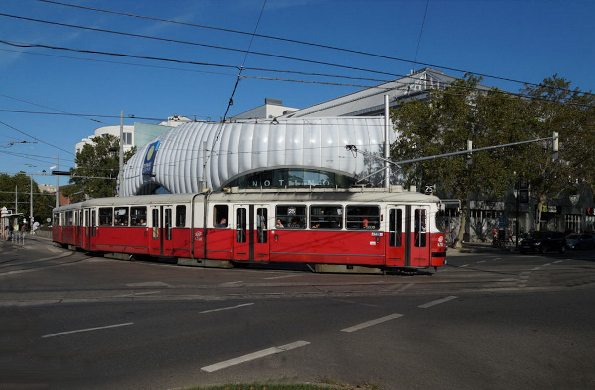 Am 11.9.2019 war ein E1-c4-Zug der Wiener Linien, bestehend aus E1 4789 und c4 1370, unterwegs auf der Linie 25 von Floridsdorf nach Aspern. Gerade wird die Haltestelle Kagran verlassen.