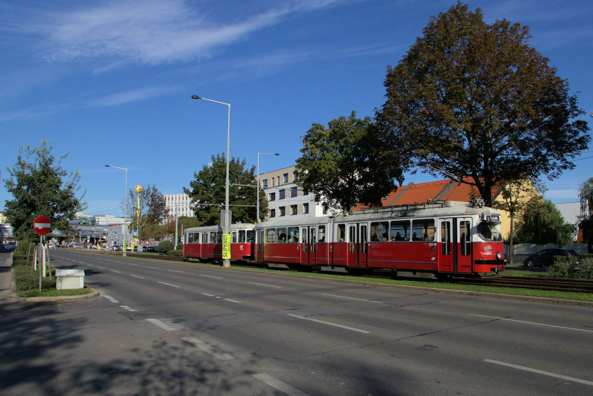 Am 11.9.2019 war ein E1-c4-Zug der Wiener Linien, bestehend aus E1 4863 und c4 1335, auf dem Weg von Floridsdorf nach Aspern. Hier befindet sich der Zug der Linie 25 auf der Wagramer Straße in Kagran.