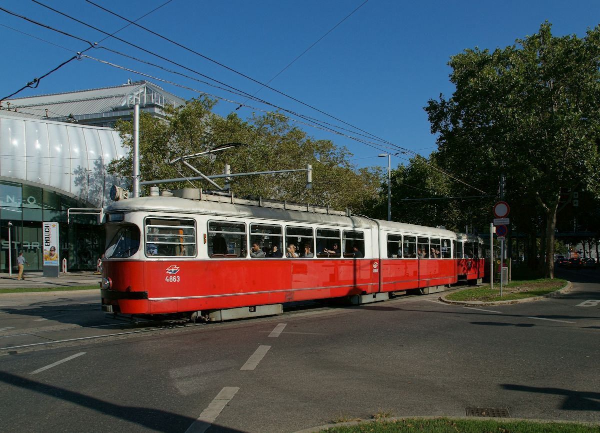 Am 11.9.2019 waren zwei E1-c4-Züge auf der Wiener Linie 25 unterwegs. E1 4863 fährt mit Beiwagen 1335 gerade in die Haltestelle Kagran ein.