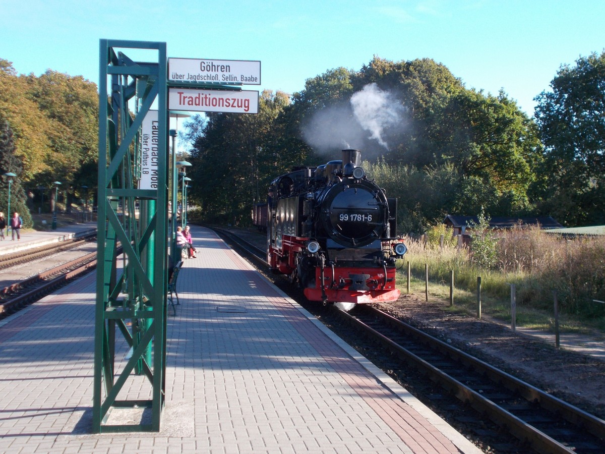 Am 11.Oktober 2015 fand ein kleines Bahnhofsfest in Binz statt wo 99 1781 zu Führerstandsfahrten über den Bahnhof einlud.Hier fuhr wieder 99 1781 über die Bahnhofsgleise.