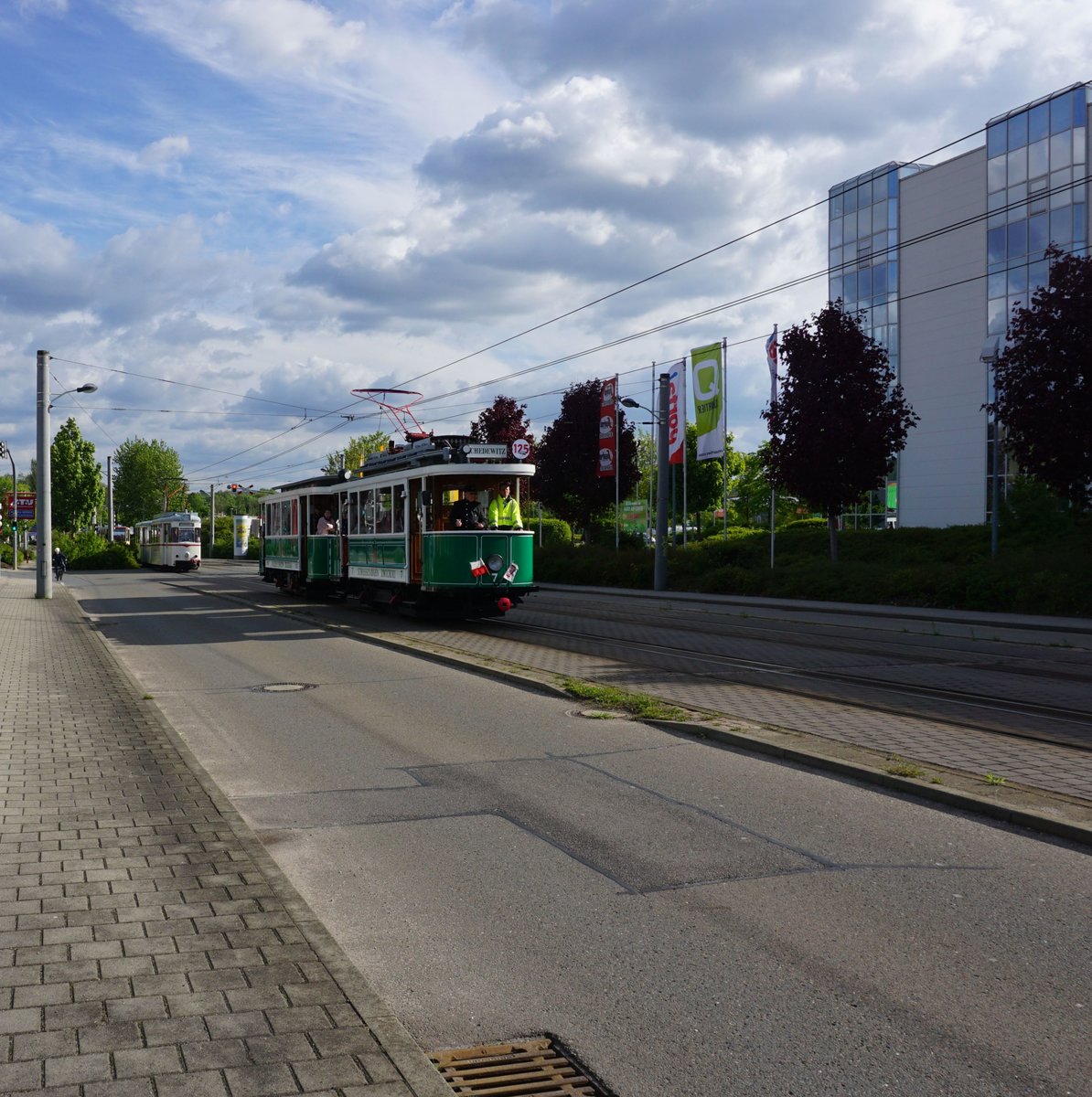 Am 11.und 12. Mai 2019 fanden in Zwickau die Feier zu 125 Jahre Strassenbahn Zwickau statt.Hier der Triebwagen Nummer7 Bj.1912 mit Beiwagen Nummer17.