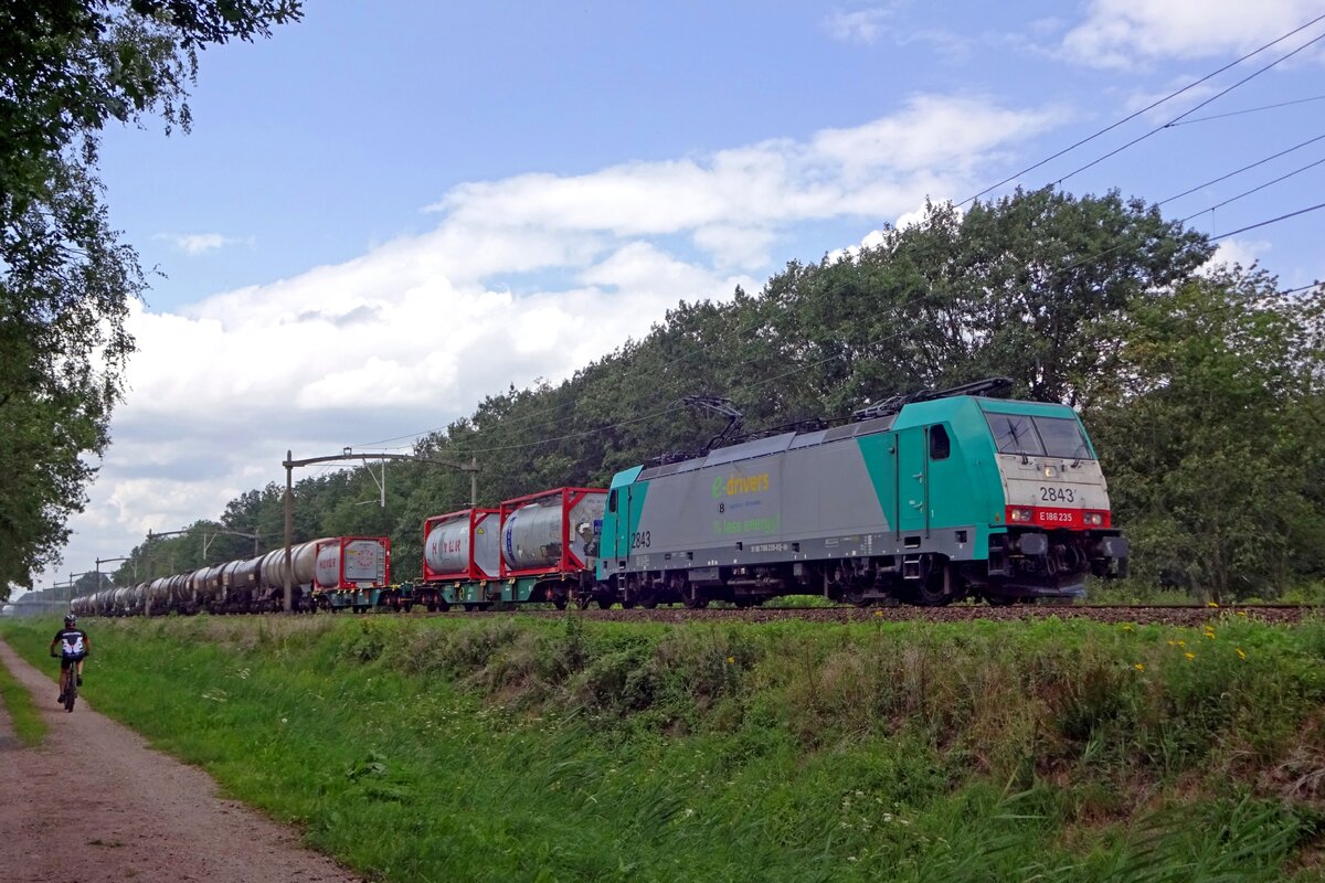 Am 12 Augustus 2019 passiert 2843 mit ein Mischguterzug Tilburg Oude warande. 