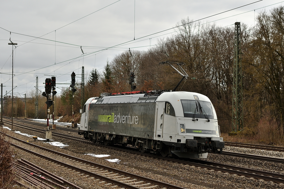 Am 12. Februar 2019 führte 183 500 von Railadventure mit einem CAF Flytoget Messfahrten auf der Geislinger Steige durch. Das Bild zeigt den Zug beim Umsetzten in Westerstetten.