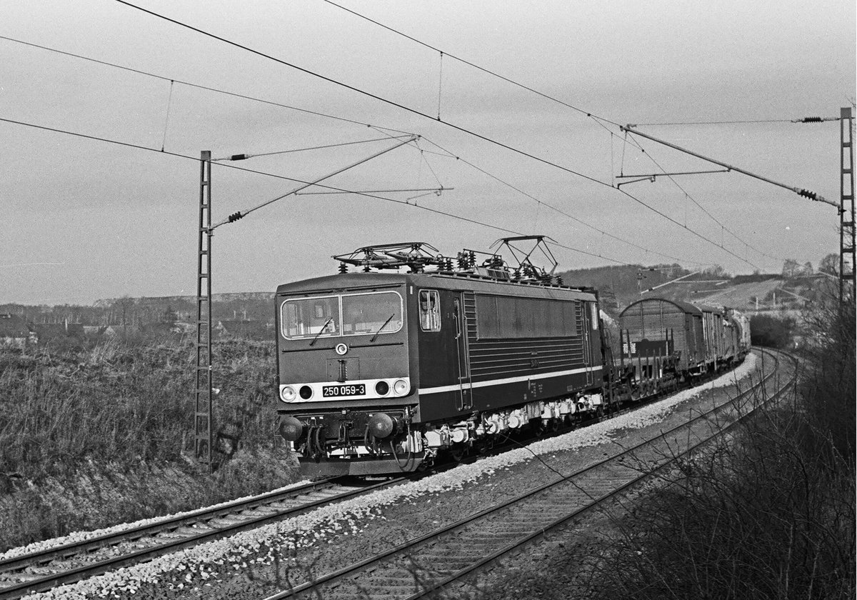 Am 12. Januar 1983 fotografierte ich an der Bahnstrecke Dresden – Leipzig bei Radebeul diesen Güterzug mit Lok 250 059.