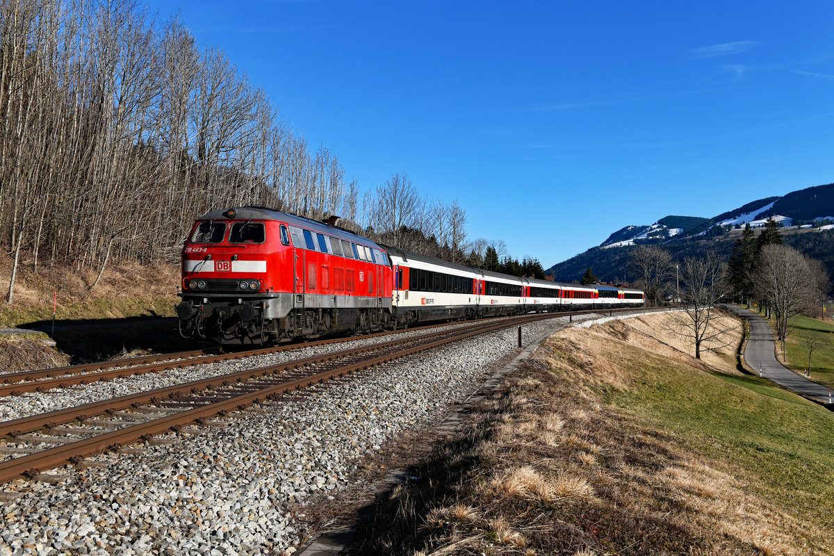 Am 12. Januar 2020 konnte ich den von der Mühldorfer 218 463 geführten EC 194 nach Zürich HB bei Knechtenhofen fotografieren. 