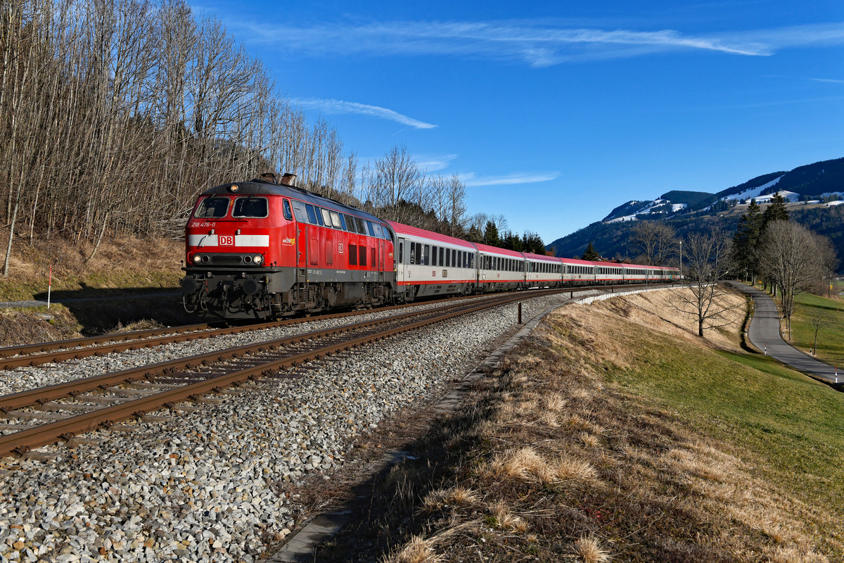 Am 12. Januar 2020 wurde der IC 119 letztmalig ab Stuttgart in Verkehr gesetzt und über die Allgäubahn umgeleitet. Das saisonale Revival über Weihnachten und Neujahr hatte sein Ende gefunden und der Fernzug verkehrt nun wieder nur zwischen Lindau und Innsbruck. Am letzten Tag war die Ulmer 218 476 vor der Leistung eim Einsatz, ich konnte den Schnellzug bei Knechtenhofen zwischen Immenstadt und Oberstaufen aufnehmen. Die Umleitung des IC  Bodensee  war eine spektakuläre Abwechslung im Allgäu, vor allem auch wegen der dafür eingesetzten, von anderen EVU ausgeliehenen Loks der Baureihe 218. Ob es nochmal dazu kommt, ist fraglich. DB Fernverkehr ist es aus wirtschaftlichen Gesichtspunkten nicht anzuraten, denn es waren kaum Reisende im Zug zu beobachten. Aber die Fotografen hatten ihre Freude daran.  