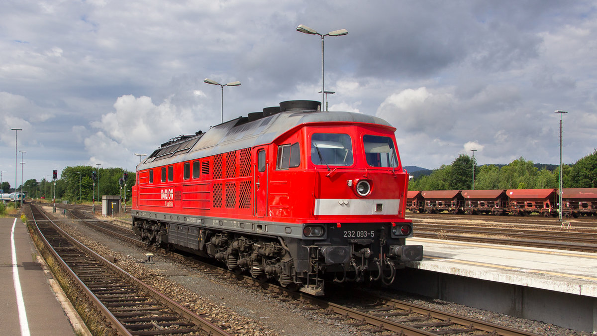 Am 12. Juli 2017 steht 232 093-5 im Bahnhof Marktredwitz und harrt neuer Aufgaben. 