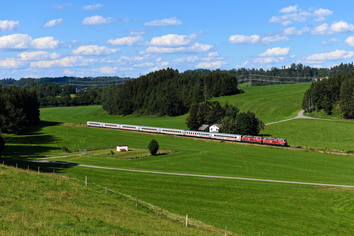 Am 12. Juli 2020 beförderten die Ulmer 218 456 und 476 den IC 2013 nach Oberstdorf. Kurz hinter Bad Grönenbach konnte ich die Leistung aufnehmen. 