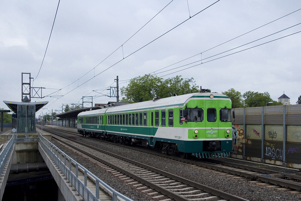 Am 12. Juni 2016 fährt 711-020 sowie 711-019 durch Graz Don Bosco in Richtung Mürzzuschlag