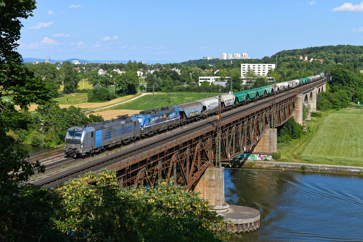Am 12. Juni 2022 waren die 193 816 und 485 der Rurtalbahn Cargo mit einem langen Getreidezug aus Osteuropa nach Belgien unterwegs. Beim Überqueren der Donau bei Regensburg Prüfening konnte ich das Tandem mit dem schweren Ganzzug aufnehmen.