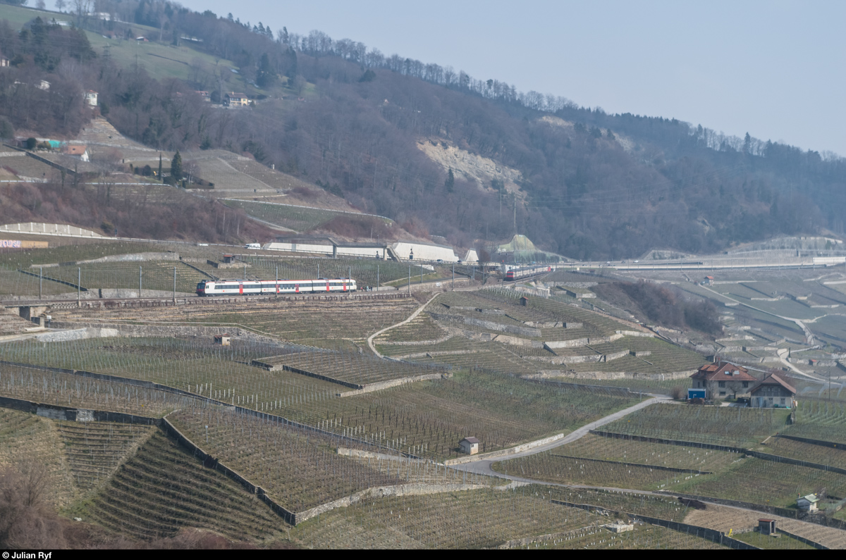 Am 12. Mrz 2016 hat ein gegen Lausanne fahrender Domino oberhalb von Grandvaux gerade den IC nach St. Gallen gekreuzt.
