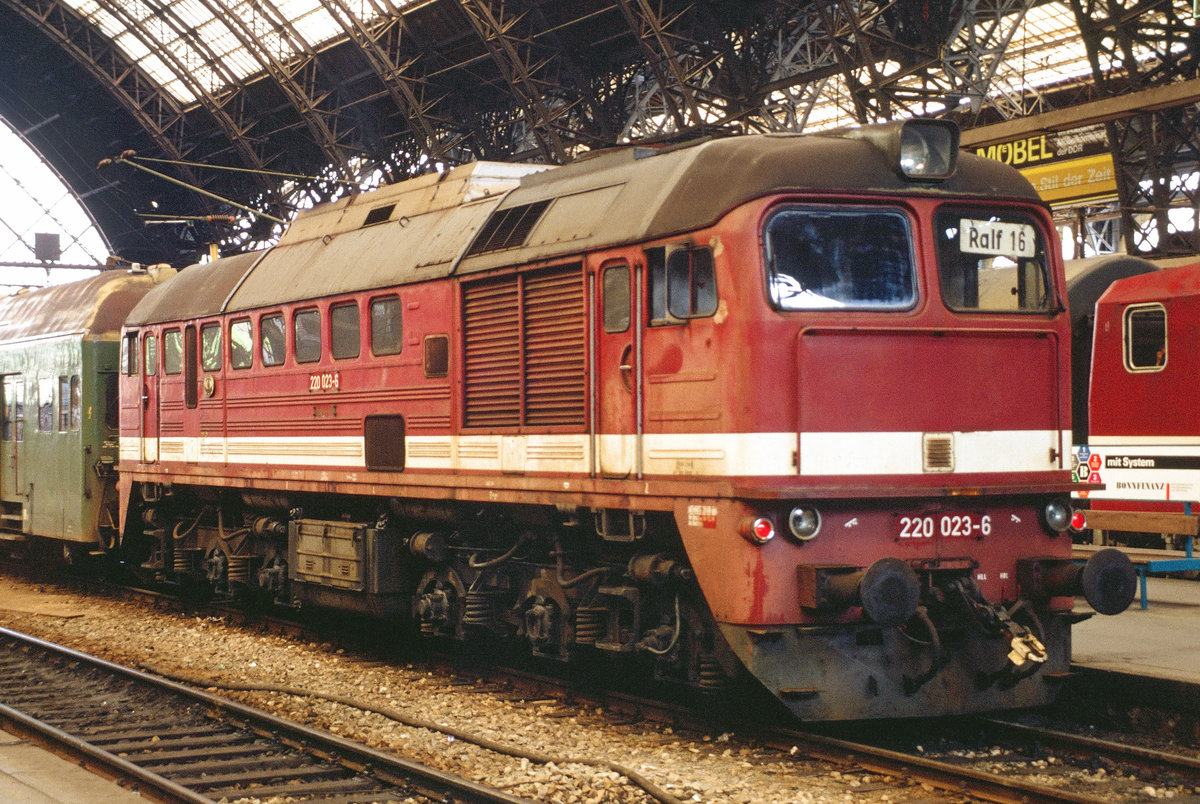 Am 12. Mai 1992 lockte mich  RALF 16  (220 023) mit seiner ausdauernden sonoren Stimme im Dresdner Hauptbahnhof zu diesem Foto. Name und Kupplung deuten auf den Einsatz als Rangierlok.