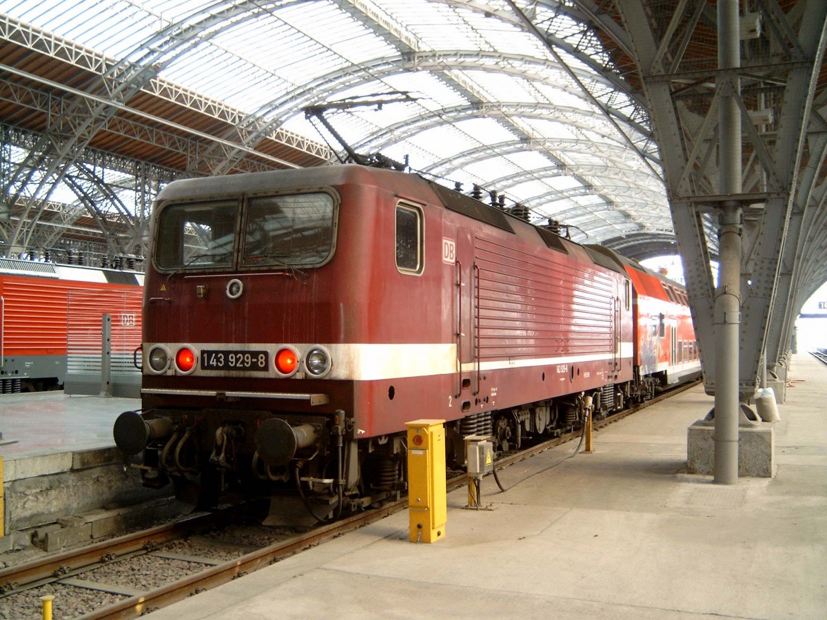 Am 12. Mai 2003 war 143 929 noch in altrot unterwegs, hier auf dem Hbf Leipzig.