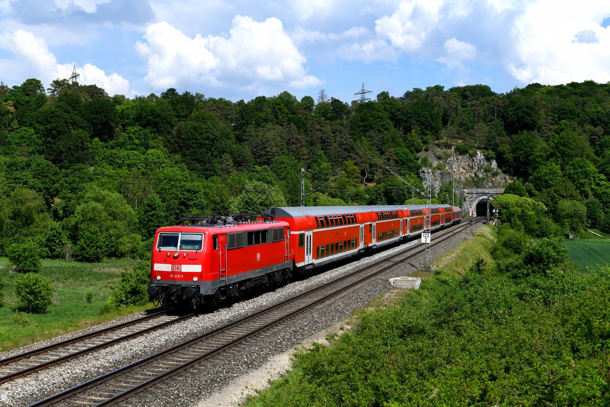 Am 12. Mai 2018 konnte ich 111 031 mit ihrer RB 59098 nach Nürnberg HBF am Esslinger Tunnel im Altmühltal aufnehmen. Alle abgebildeten Fahrzeuge haben keine große Zukunft mehr vor sich. Mit Ablieferung der neuen Twindexx-Triebzüge verlieren die Münchner und Nürnberger 111-er praktisch alle Leistungen. Und auch die Doppelstockwagen aus der Serie 1993 werden baldmöglichst abgestellt, ebenso der  Wittenberger -Steuerwagen. 