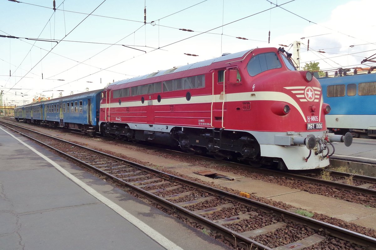 Am 12 Mai 2018 meldet sich M61-006 mit ein Sonderzug in Budapest-Nyugati.