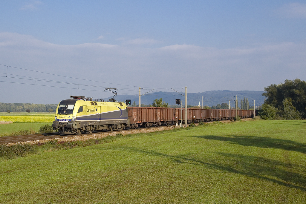 Am 12. Oktober 2015 ist 182 582 mit einem Güterzug unterwegs und ist hier bei Muckendorf-Wipfing zu sehen.