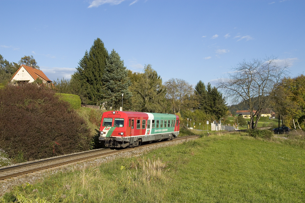 Am 12. Oktober 2017 ist STLB 5047 402 als S-Bahn 4759 von Weiz Bahnhof nach Graz Hauptbahnhof unterwegs und konnte in Hart bei Graz festgehalten werden. 
