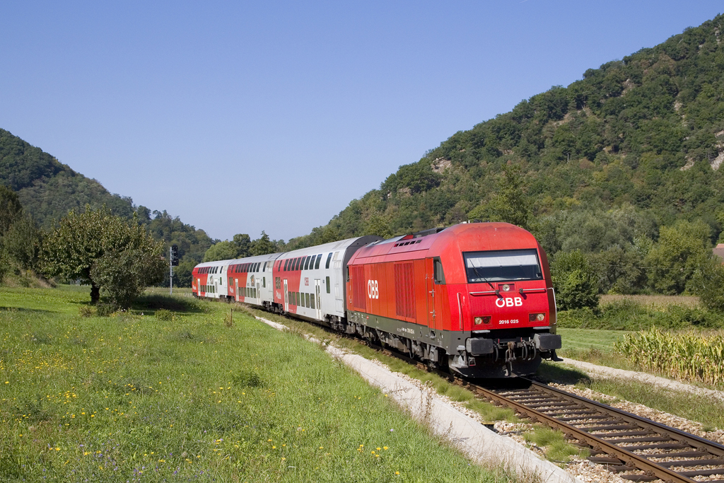 Am 12. September 2015 ist 2016 025 mit einem REX von Krems an der Donau nach St. Pölten Hbf zwischen Klein-Wien und Paudorf unterwegs. 