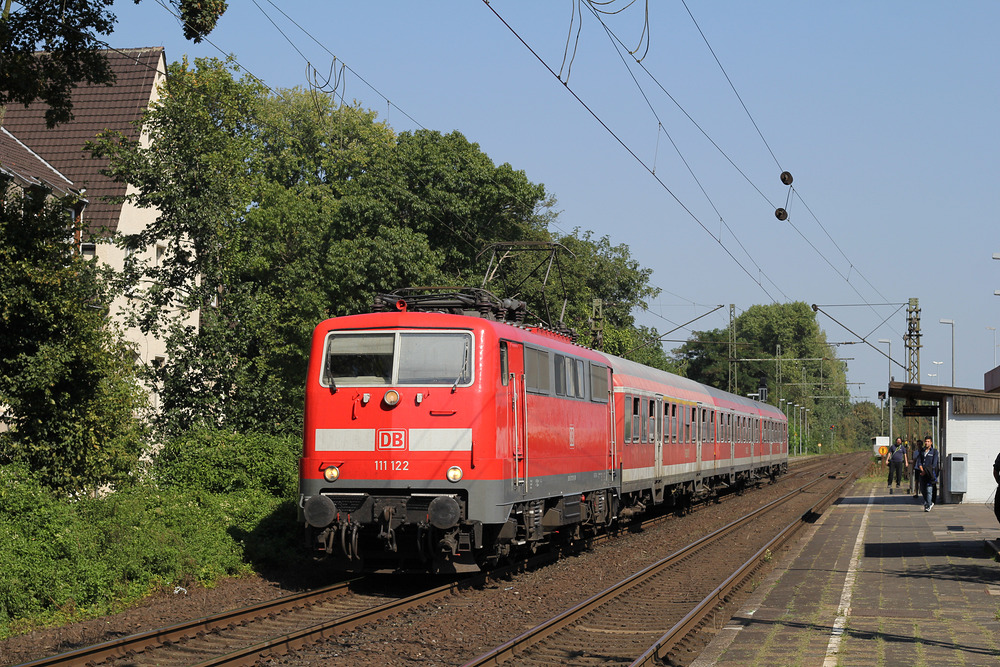 Am 12. September 2016 gab es gleich drei verschiedene Fahrzeugvarianten auf der RB 33.
Einerseits den hier abgebildeten n-Wagen-Park mit 111 122, dann die üblichen 425er, andererseits
aber auch mindestens einen Flirt-Triebzug von Abellio der im Vorlaufbetrieb auf der Linie fuhr.
Aufgenommen in Duisburg-Rheinhausen, vom Bahnsteig des Haltepunkts Rheinhausen Ost.