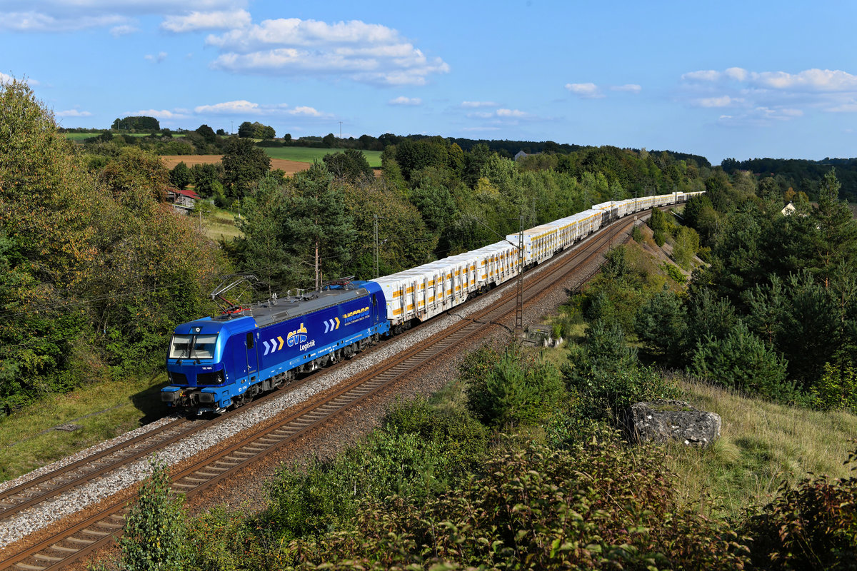 Am 12. September 2020 brachte der metallic-blaue Smarttron 192 005 der EVB einen fotogenen Ganzzug nach Norddeutschland. Beladen war dieser mit Schnittholz aus dem Werk der Firma Schwaiger-Holz in Hengersberg. Bei Laaber in der Oberpfalz konnte ich die Leistung aufnehmen.