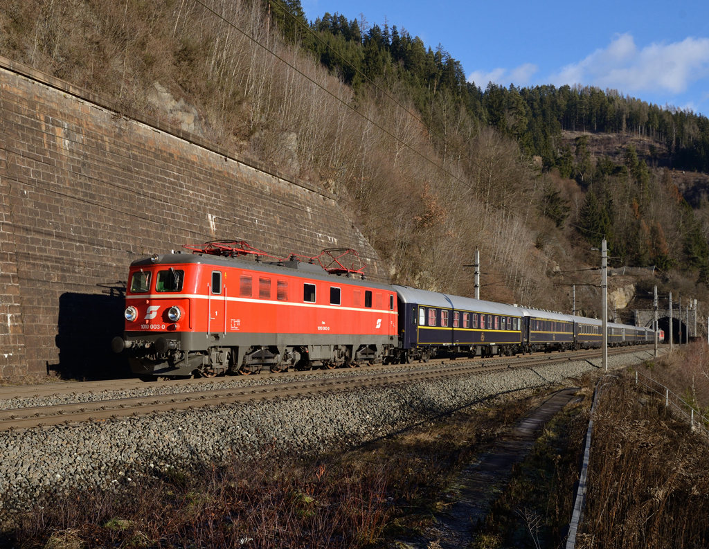 Am 12.01. 2014 war die 1010 003 sowie die 1110 522 am Zugschluss mit dem SD 14022 zum Skifliegen am Kulm unterwegs,
und wurde von mir zwischen dem Galgenbergtunnel und dem Annabergtunnel fotografiert. 