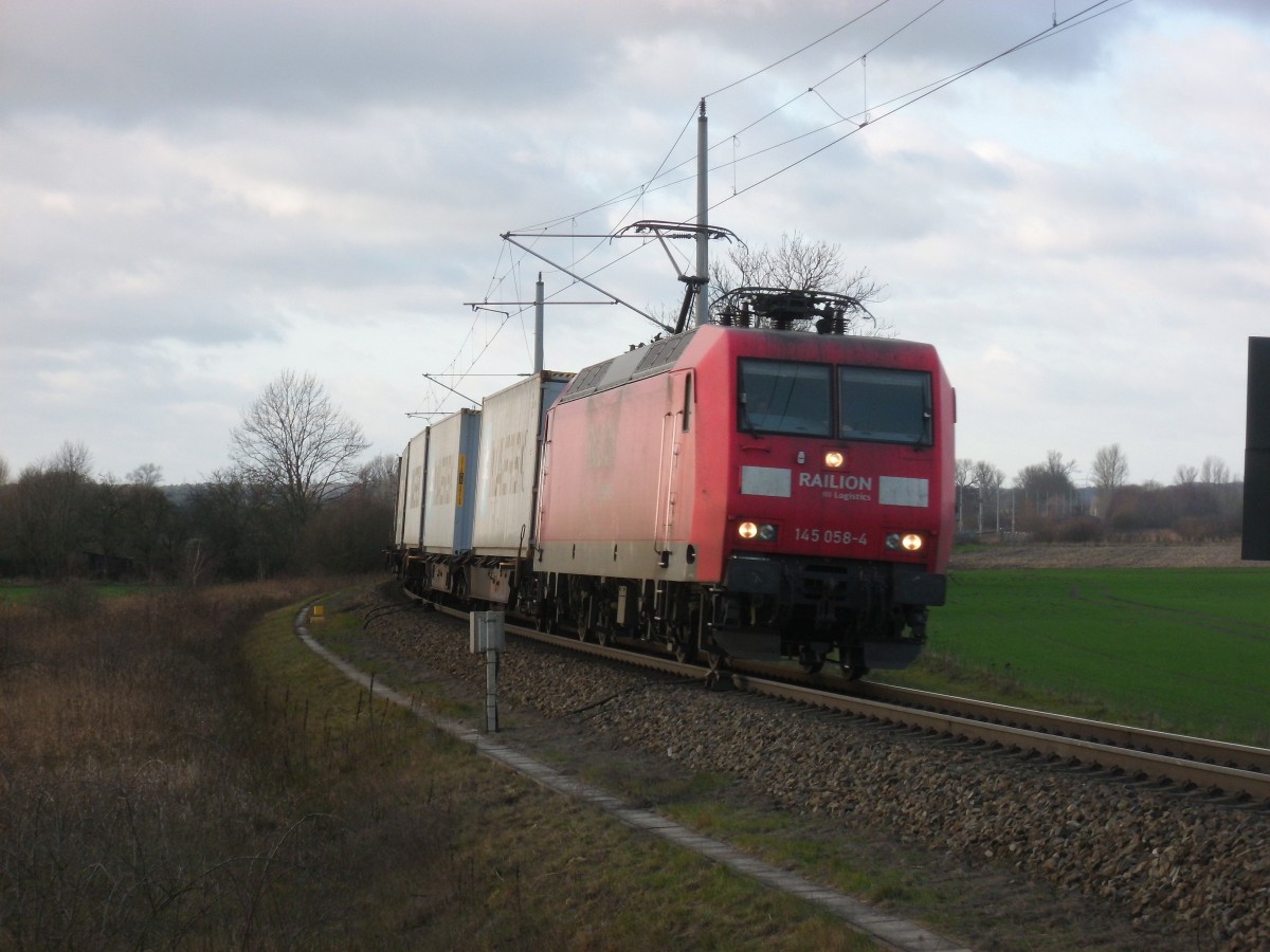 Am 12.01.2014 kam 145 058 mit einem Containerzug aus Richtung Uelzen nach Stendal.