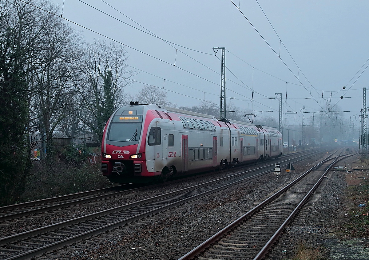Am 12.01.2018 durchfährt der IC 5107 Düsseldorf-Oberbilk. Seit dem Fahrplanwechsel im Dezember stellt dieser Zug eine Direktverbindung zwischen Luxemburg und Düsseldorf her. Eingesetzt werden KISS der CFL, heute war es der 2306. In einer Pressemitteilung schwärmt die DB:  Mit dem KISS-Triebwagen der CFL kommt ein Nahverkehrszug zum Einsatz, der Merkmale eines IC-Fernverkehrszugs bietet, wie die Reservierbarkeit von Sitzplätzen, die Mitnahmemöglichkeit von Fahrrädern und die von 160 km/h. Auf den deutschen Strecken wird es zudem ein gastronomisches Angebot geben.  Immerhin wird zugegeben, dass es sich beim KISS um einen Nahverkehrszug handelt. Nach meiner Beobachtung besteht das  gastronomische Angebot  aus einer Minibar. Zwischen Luxemburg und Koblenz verkehrt dieser Zug übrigens als RE 5107.