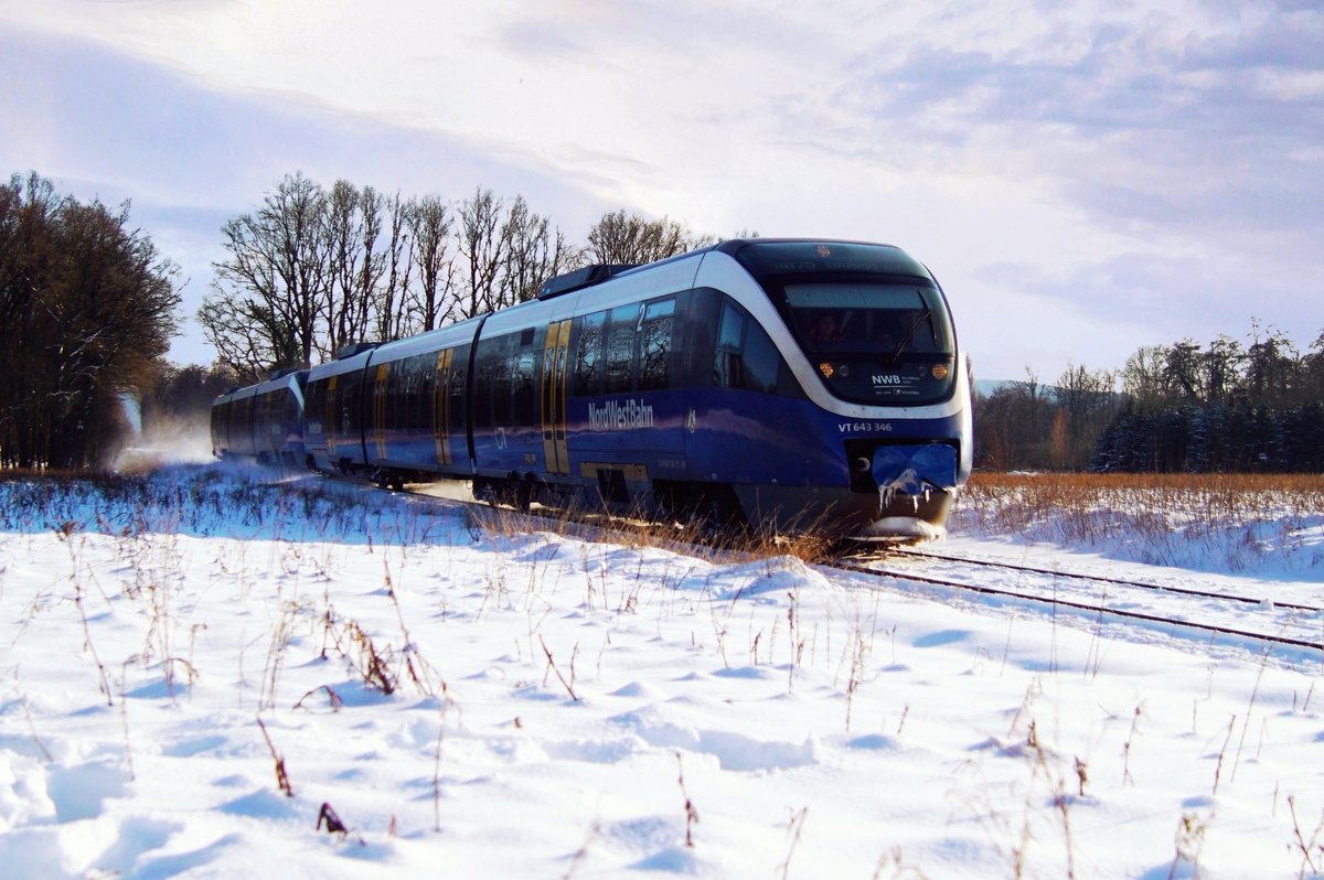Am 12.01.2021 herrschte Chaos auf dem Haller Willem. Auf Grund von witterungsbedingten Störungen kam es zu Verspätungen und vielen Zugausfällen. Hier fahren VT 643 346 und VT 643 347 der NordWestBahn als RB75 von Osnabrück nach Bielefeld und erreichen in wenigen Minuten Sutthausen. Beide Triebwagen haben eine besondere Geschichte. Sie wurden als  Zweiteiler gekauft (VT 775/VT 776). Später erhielten sie  ein Mittelteil und wurden zum Dreiteiler umgebaut. Nun heißen die Triebwagen VT 643 346 und VT 346 347. Beide Triebwagen fahren derzeit im OWL-Netz der NordWestBahn. Es ist eine Besonderheit, beide Triebwagen zusammen auf einem Foto zu bekommen, da beide Talents Springer-Fahrzeuge zwischen dem OWL-Netz und dem Netz sind . 