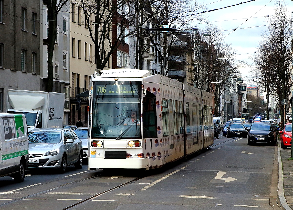 Am 12.02.2016 ist der NF8 2116 auf der Elisabethstraße als Linie 706 zwischen Kirchplatz und Bilker Bahnhof unterwegs