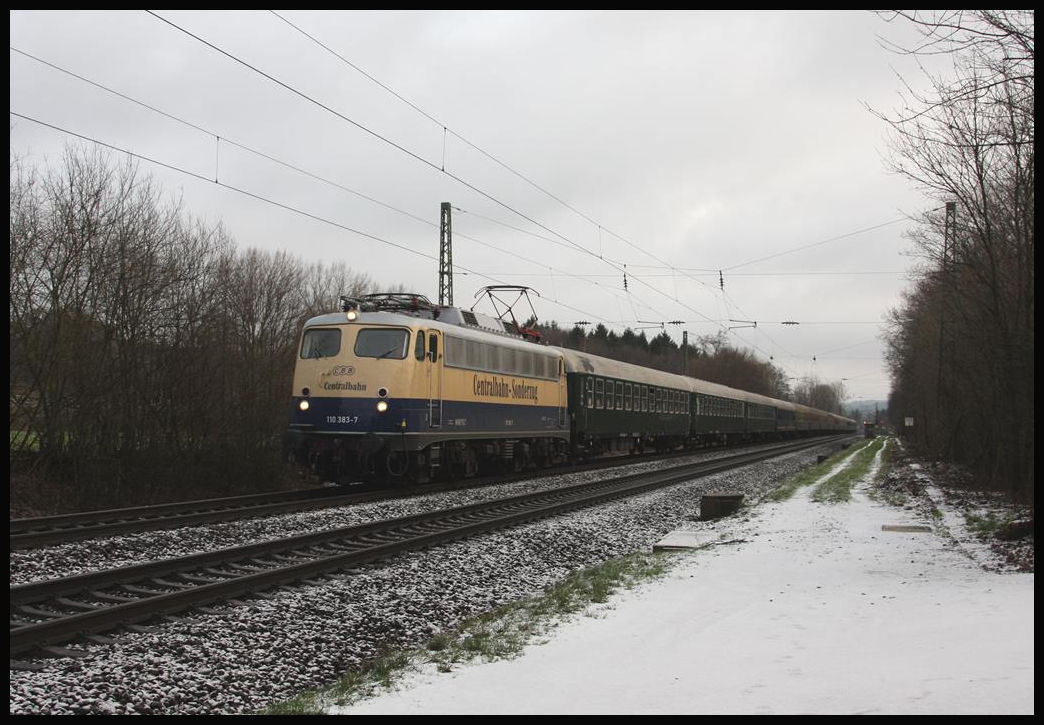 Am 12.02.2018 kam 110383 der Centralbahn mit einem fünfzehn Wagen langen Sonderzug, dem Pappnasen Express aus Hamburg, um 8.31 Uhr durch Lengerich Schollbruch. Der Zug war auf dem Weg nach Köln zum Rosenmontags Karneval.