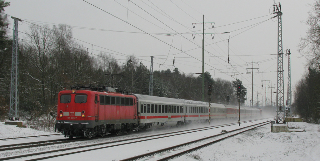 Am 12.03.13 dann noch in Diedersdorf mit Frank. Zuerst Pbz 2467 mit 115 205-7 vorn und einer verschneiten unbekannten 110er hinten.