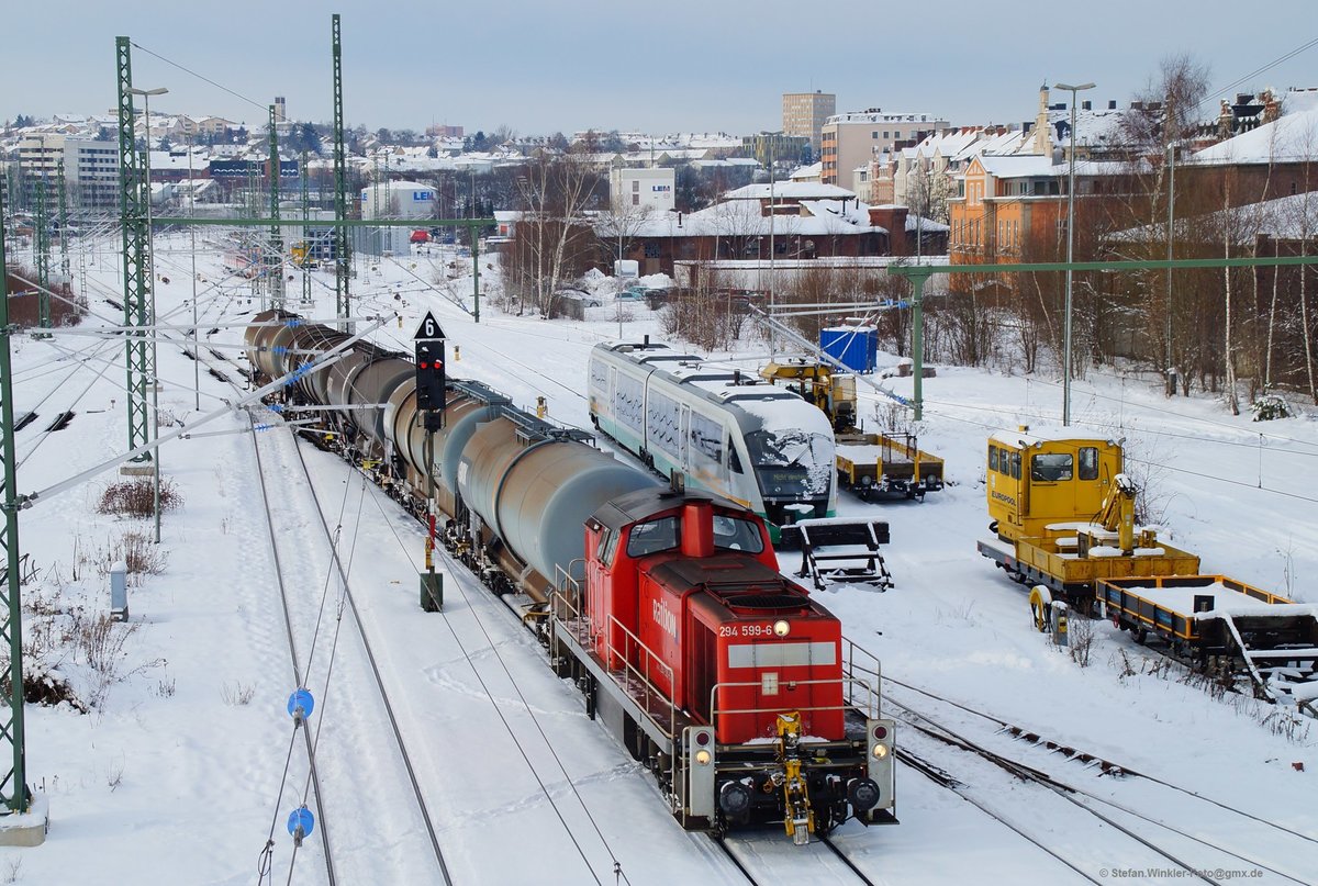 Am 12.03.2012 stand ich auf der Luftbrücke in Hof und konnte die 294 599 beim Rangieren mit Kesseln in Hof Hbf fotografieren. Nebenan sind ein Skl und ein Desiro der Vogtlandbahn abgestellt.