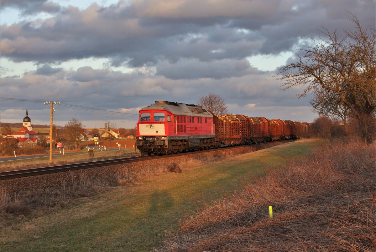 Am 12.03.21 fuhr die 232 283 und 155 159 (der WFL) einen Holzzug von Triptis nach Saalfeld. Ab Saalfeld übernimmt 155 159 den Zug bis Kaufering. Hier ist der Zug in den letzen Sonnenstrahlen in Dreitzsch zu sehen. 