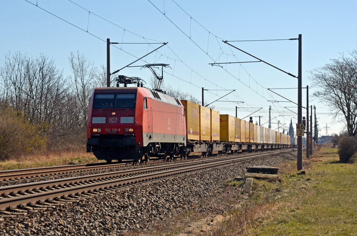 Am 12.03.22 führte 152 126 einen DHL-Containerzug durch Greppin Richtung Dessau. Ziel des Zuges ist Großbeeren.