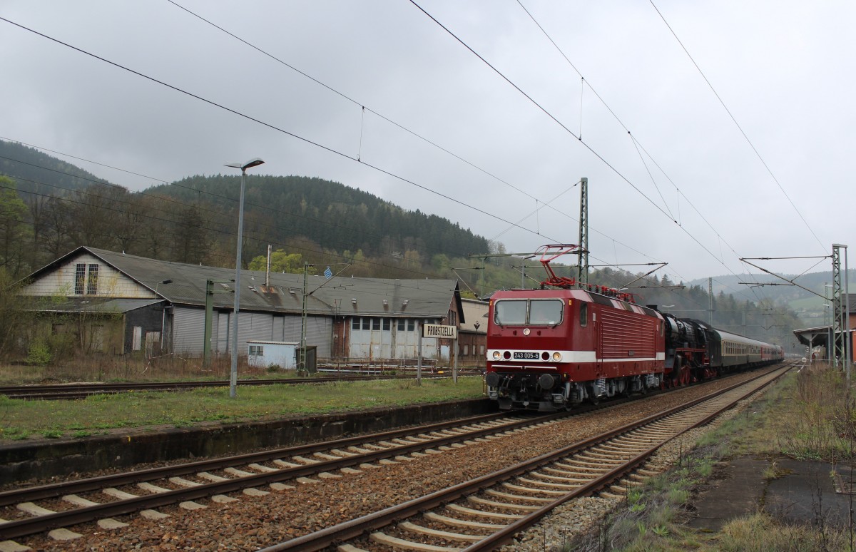 Am 12.04.14 gab es eine Sonderfahrt von Weimar nach Neuenmarkt-Wirsberg in das Deutsche Dampflokmuseum. Hier der Zug bei der Durchfahrt in Probstzella mit 243 005, 03 2155 und Schublok 228 501 der WFL.