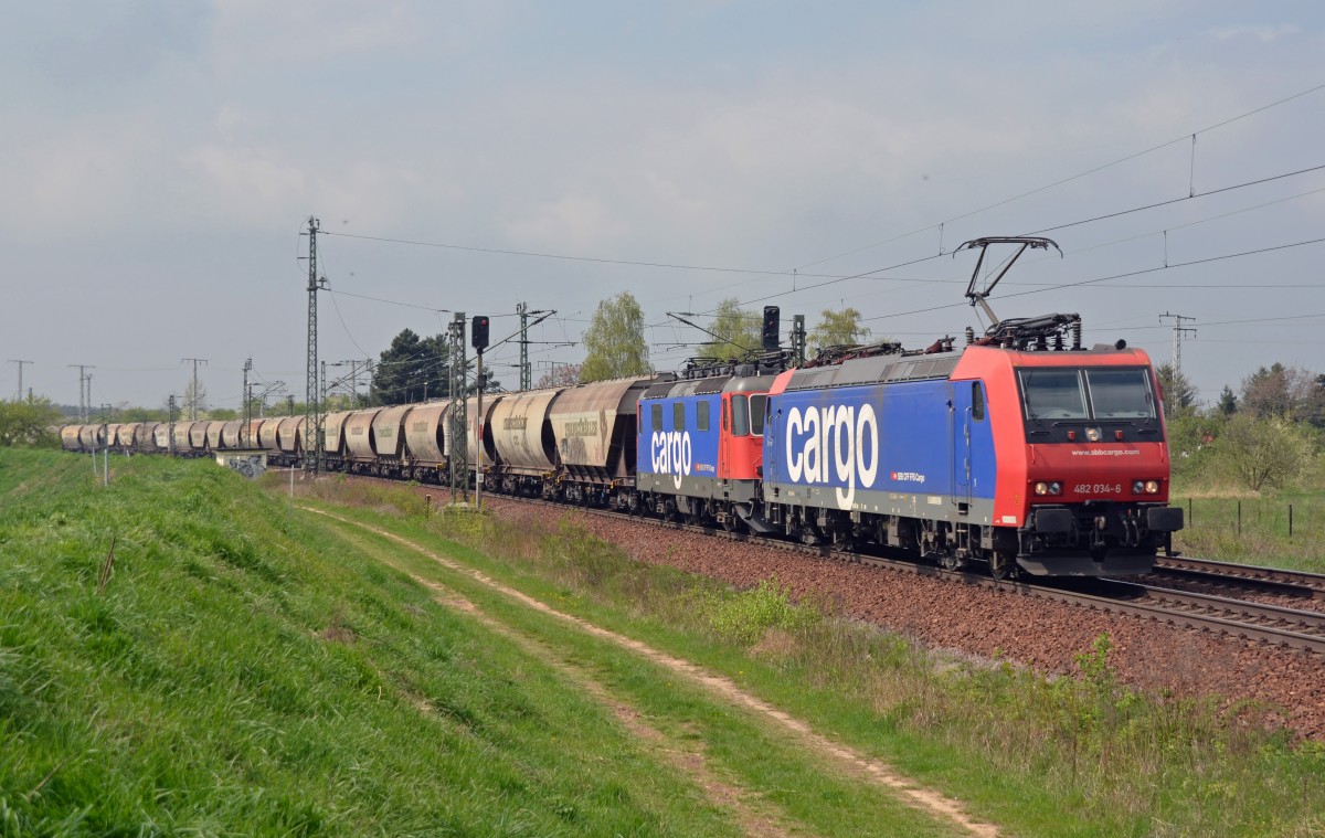 Am 12.04.14 zog 482 034 neben einer 421 einen Transcerealzug durch Zeithain gen Dresden.