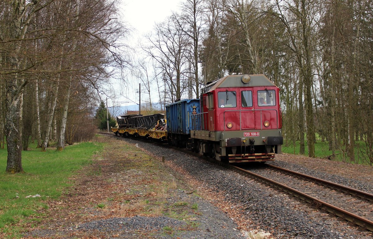 Am 12.04.18 fuhr 720 108-0 (T 435 0108) mit einem Bauzug durch Tršnice über die Verbindung nach Františkovy Lázně. Hier ist der Zug auf der Verbindung in Františkovy Lázně zu sehen.