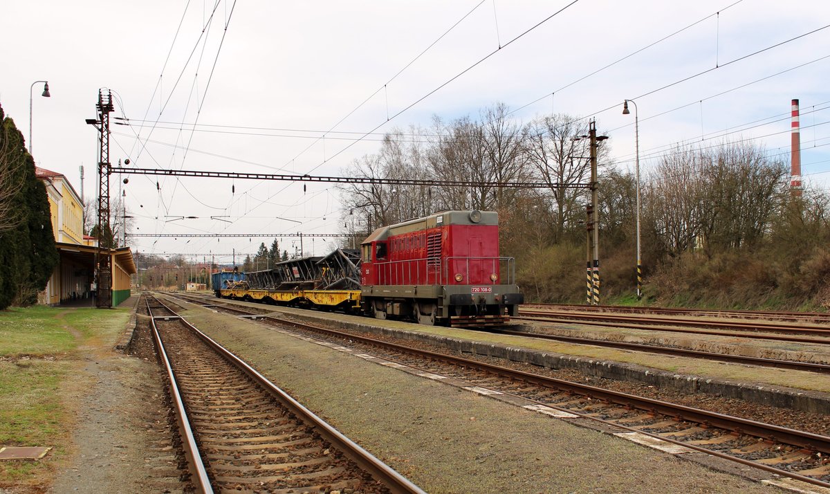 Am 12.04.18 fuhr 720 108-0 (T 435 0108) mit einem Bauzug durch Tršnice über die Verbindung nach Františkovy Lázně. Nun ist die Lok am anderen Ende des Zuges und diese steht zur Abfahrt in Františkovy Lázně nach Cheb bereit.