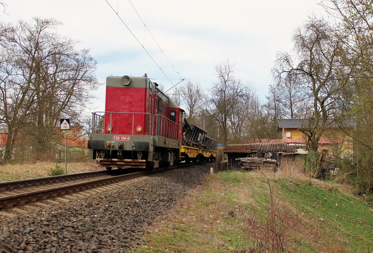 Am 12.04.18 fuhr 720 108-0 (T 435 0108) mit einem Bauzug durch Tršnice über die Verbindung nach Františkovy Lázně. Der Zug ist somit gedreht und fährt hier durch Františkovy Lázně nach Cheb.
