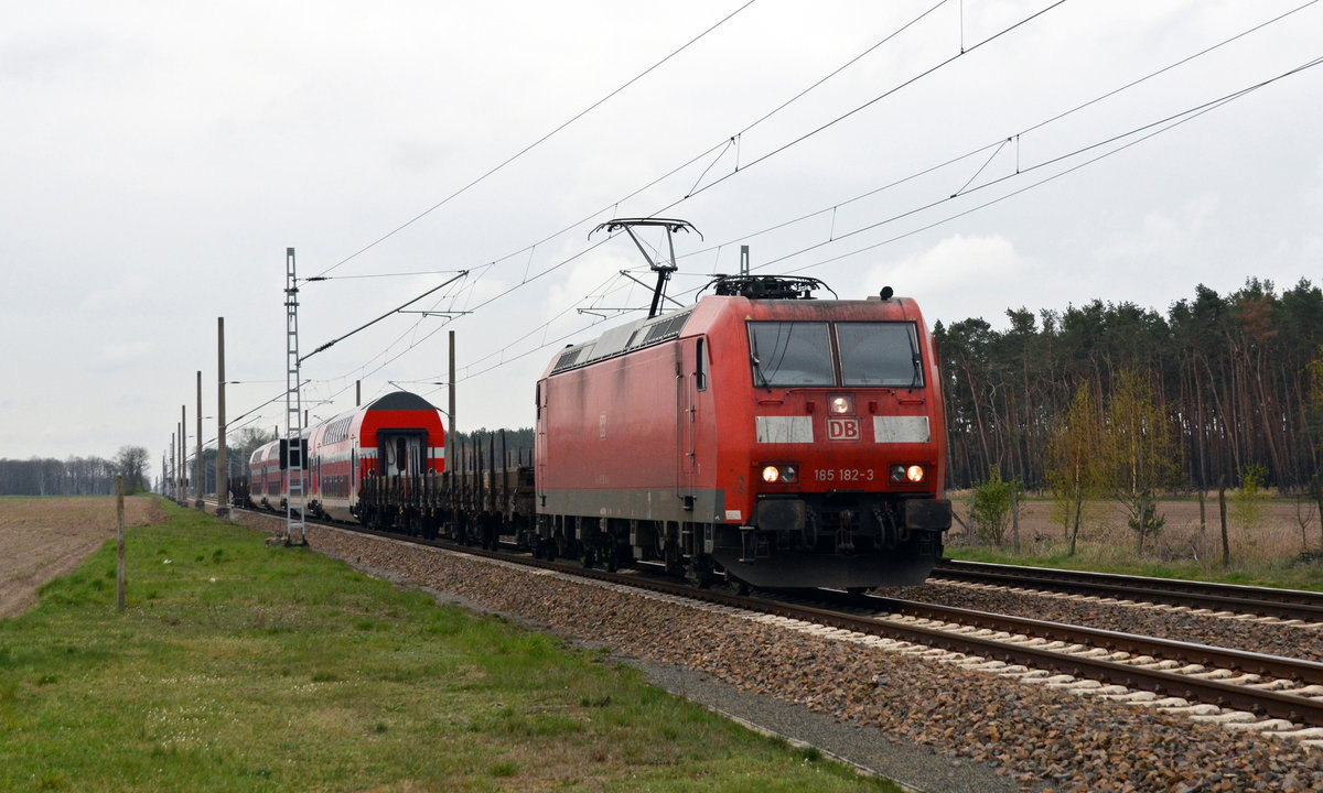 Am 12.04.19 führte 185 182 vier israelische Doppelstockwagen durch Marxdorf Richtung Falkenberg(E). Sicherlich kamen die Wagen mit den Nummern 2451, 2452, 2449 und 2450 aus Görlitz.