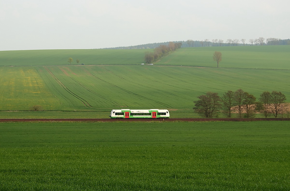 Am 12.04.2014 ist ein Regio-Shuttle der Süd Thüringen-Bahn bei Oberrohn in Richtung Eisenach unterwegs