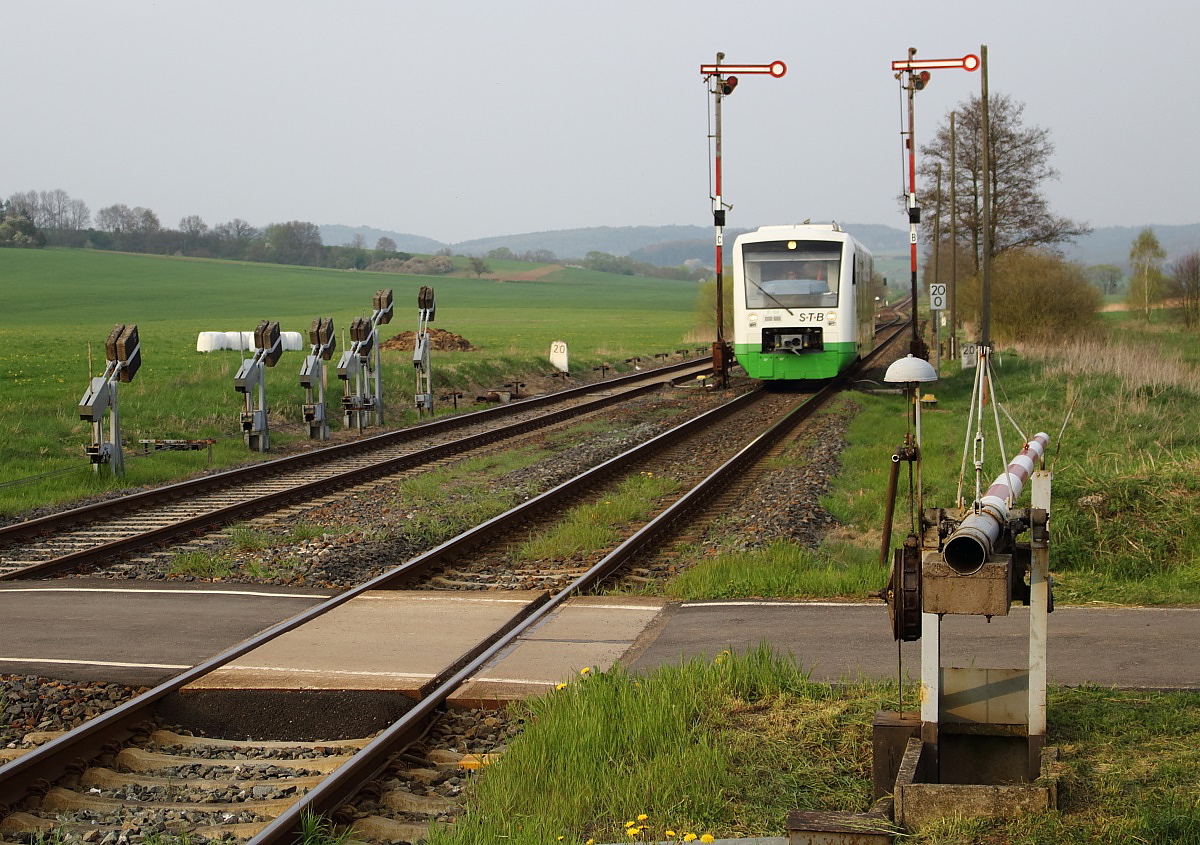 Am 12.04.2014 fährt ein Regio-Shuttle der Süd-Thüringen-Bahn in den Bahnhof Oberrohn ein. Die handbediente Schranke, Spannwerke und Formsignale erinnern hier trotz des modernen Triebwagens noch an die  alte Bahn .