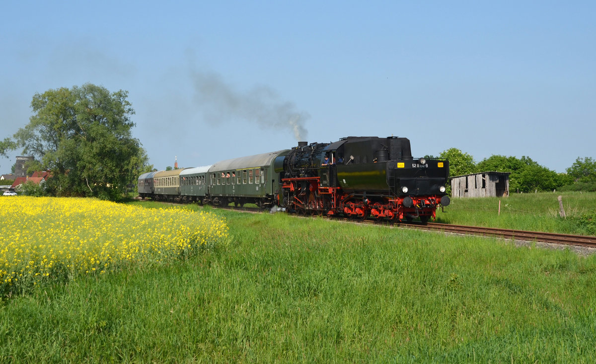 Am 12.05.18 führten die Leipziger Eisenbahnfreunde eine Sonderfahrt nach Wörlitz durch. Am Nachmittag traten sie ihre Rückfahrt nach Leipzig Tender voran an. Hier hat 52 8154 soeben Wörlitz verlassen und passiert Griesen Richtung Oranienbaum.