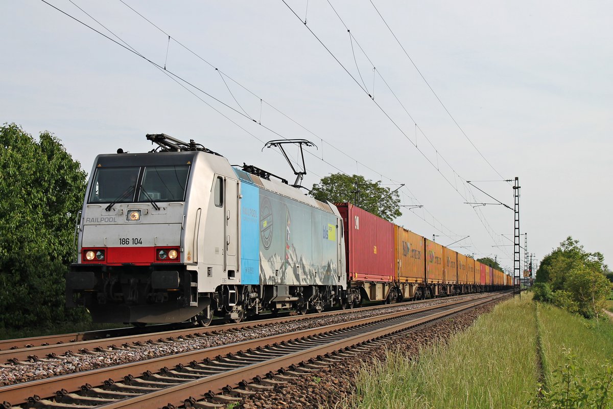 Am 12.05.2015 fuhr 186 104 von BLS Cargo mit einem Containerzug nach Holland bei Hügelheim in Richtung Norden.