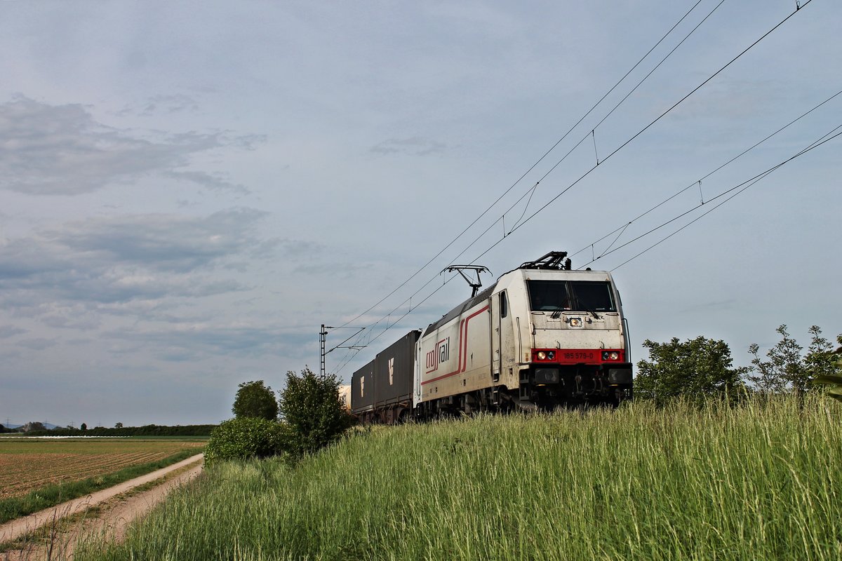 Am 12.05.2015 fuhr Crossrail 185 579-0 mit einem Containerzug aus Belgien bei Hügelheim vorbei in Richutng Basel.