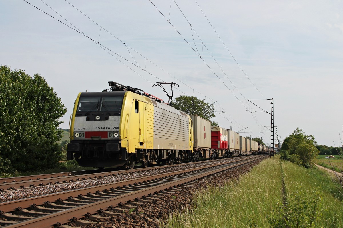 Am 12.05.2015 fuhr SBB Cargo International ES 64 F4-206 mit einem Containerzug aus Italien an Hügelheim in Richtung Freiburg am Fotografen vorbei.