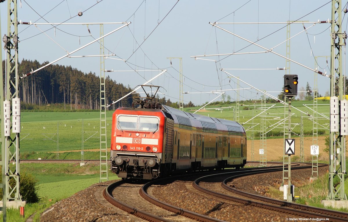 Am 12.05.2015 stand ich wieder morgens vor dem Job in Feilitzsch weil so tolle Morgensonne war. Diese 143er kam mit dem damaligen Dosto RE 3 nach Dresden von Hof herauf.

Update nach den Kommentaren (Danke dafür): Die Strecke nutzt hier jede Möglichkeit um Höhe zu gewinnen. Bis Gutenfürst geht es stets bergan....