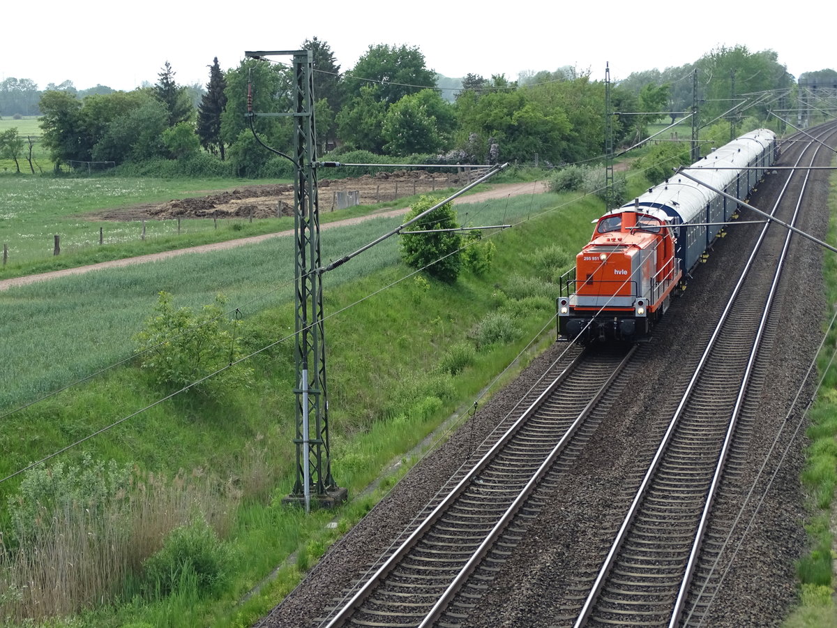 Am 12.05.2018 kam die 295 951 mit einem Personen/Bauzug aus Richtung Hannover nach Stendal und fuhr weiter in Richtung Berlin.